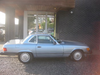 Mercedes SL560 Cabrio Model 107 in  Diamond Blue Metallic(3550)